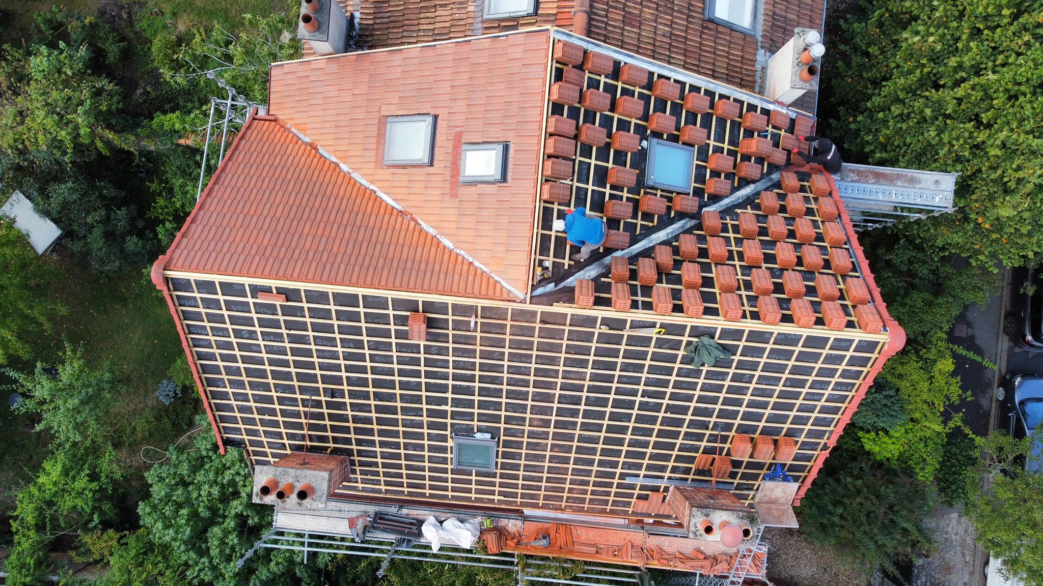 Progression d’un chantier de toiture vue du ciel