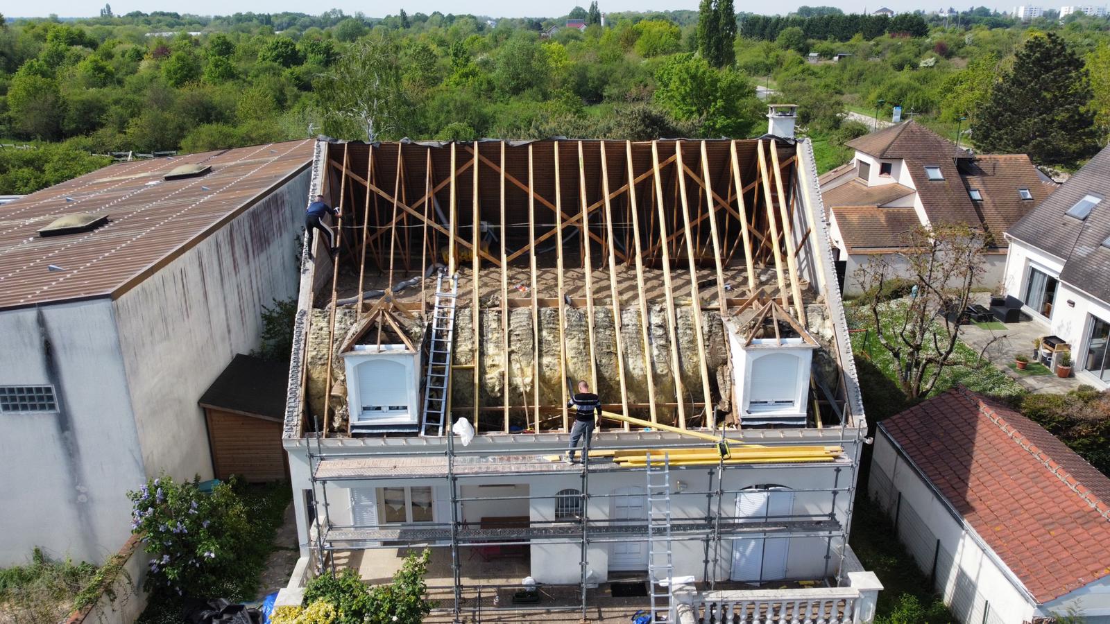 Charpente et liteaux pendant la rénovation d’une toiture
