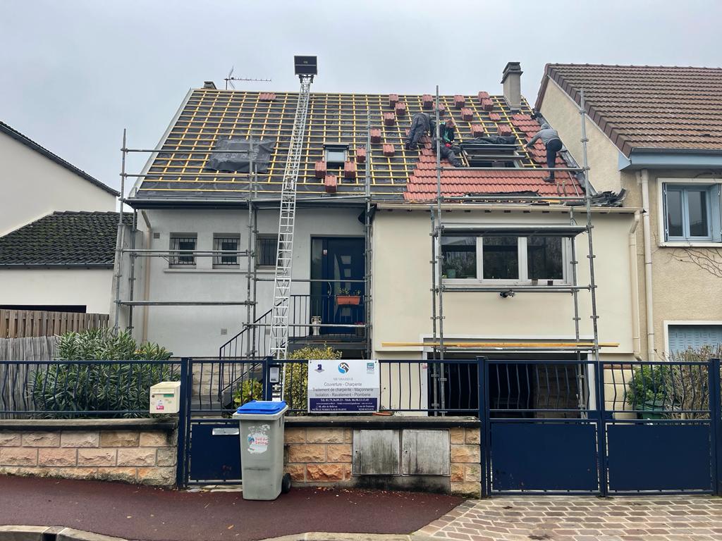 Maison pendant des travaux de rénovation de toiture